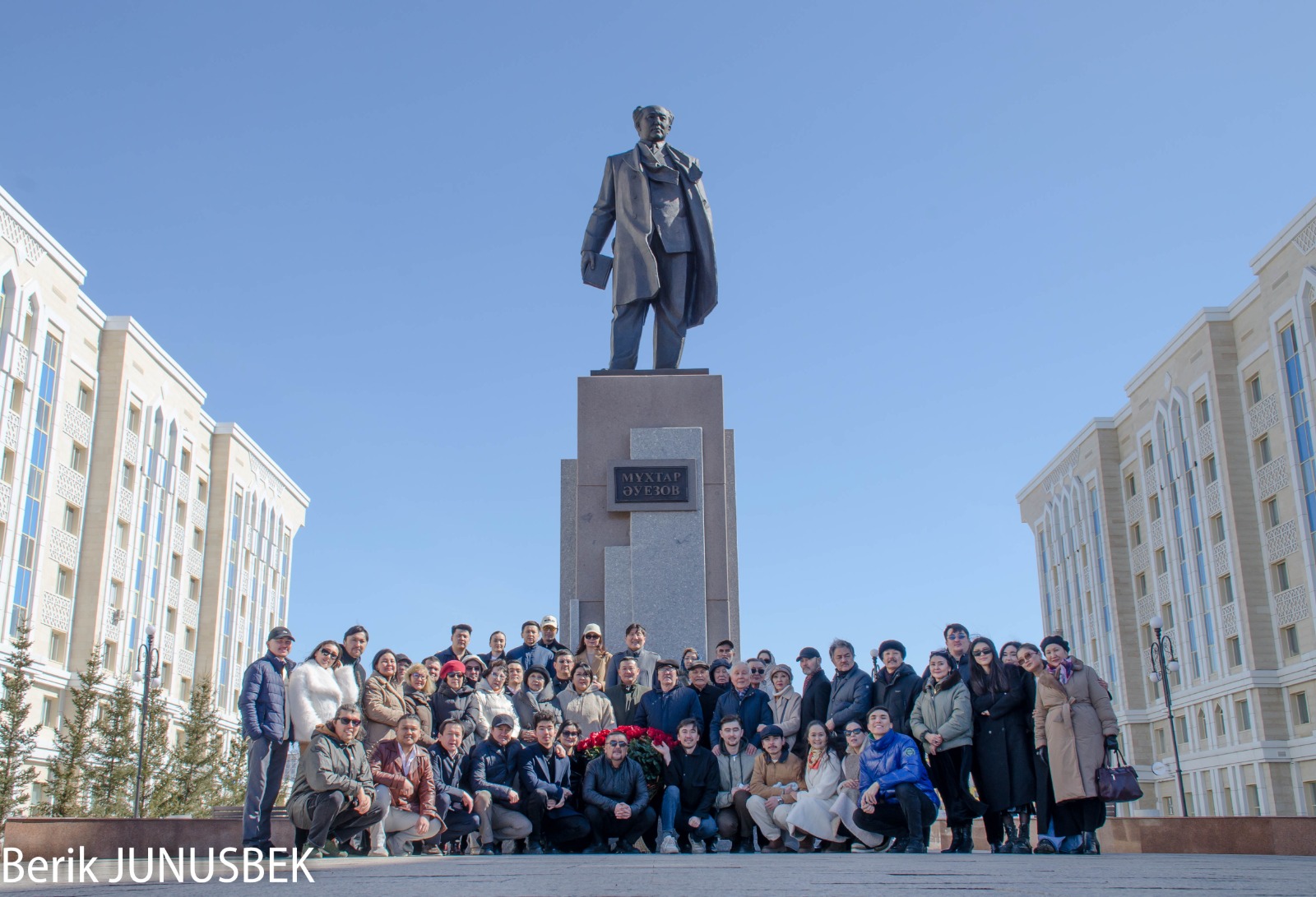 Ұлы тұлғаға тағзым: Мұхтар Әуезов ескерткішіне гүл шоқтары қойылды.